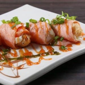 imagem do produto Tatuzinho de salmão maçaricado e camarão grelhado .