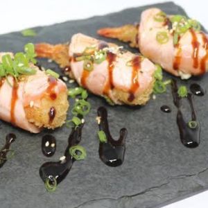 imagem do produto Tatuzinho de salmão maçaricado com camarão empanado .