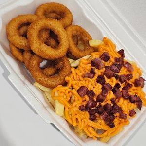 imagem do produto Batata com cheddar e calabresa + anéis de cebola OU nuggets 