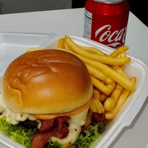 imagem do produto Combo gourmet especial cheddar+200gr batata simples+ coca latal! !!