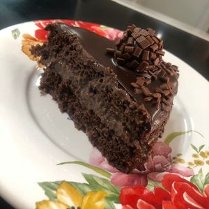 imagem do produto Bolo de chocolate recheado - fatia