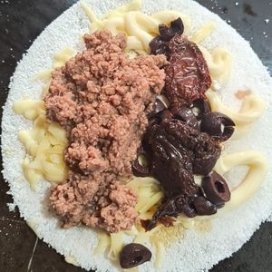 imagem do produto Beiju: Atum, tomate seco,  queijo,  catupiry e azeitona 