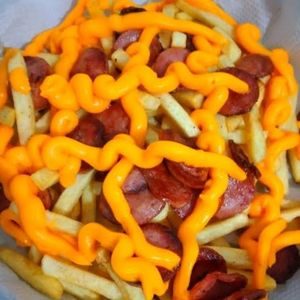 imagem do produto batatas fritas com calabresa e cheddar