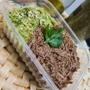 imagem do produto Carne assada desfiada com Purê de brócolis e arroz integral. 
