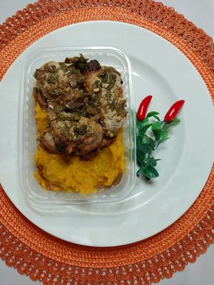 imagem do produto Lombinho suíno ao molho de limão siciliano, ervas finas, arroz integral e purê de cabotiá