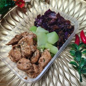 imagem do produto Frango em cubos com chuchu e repolho roxo refogado