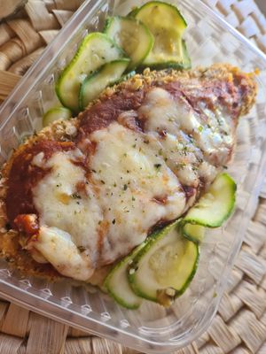 imagem do produto (Low Carb) Abobrinha selada com à parmegiana de frango empanado com farelo de aveia e parmesão, coberto com extrato de tomate fresco e muçarela  