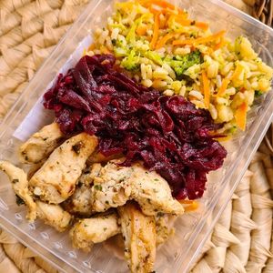 imagem do produto Filé de frango, filetado de beterraba e arroz colorido e feijão 