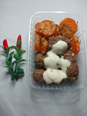 imagem do produto Kafta ao molho de iogurte, com arroz integral e cenoura .