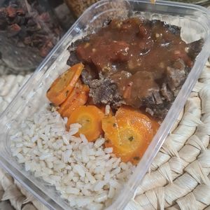 imagem do produto Carne de panela ao molho madeira, cenoura salteada e arroz integral 