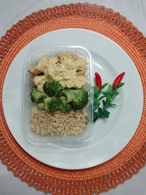 imagem do produto Frango em cubos com creme de mostarda arroz e brócolis 