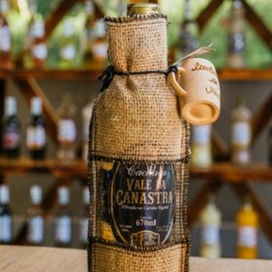 imagem do produto Cachaça OURO 670 ml com capa juta e copo bambu