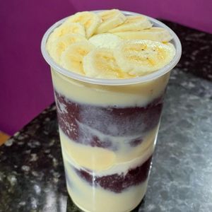 imagem do produto 2 copos com banana, leite em pó e leite condensado 