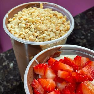 imagem do produto Combo 2 copos especiais (morango e amendoim)