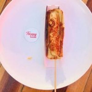 imagem do produto Queijo mussarela e presunto –  Um clássico irresistível com queijo derretido e presunto saboroso.