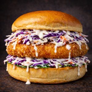 imagem do produto FRANGO NO BURGUER( brinde mine batata com cheddar e bacon )