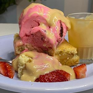 imagem do produto BOLO GELADO DE BAUNILHA (COM SORVETE) 