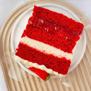 imagem do produto Fatia de Bolo Red Velvet - Cream Cheese + Creme de Ninho + Geleia