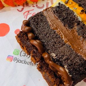 imagem do produto Fatia de Bolo Chocolate Cacau Black + Creme de Maracujá