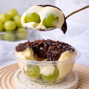 imagem do produto Bombom Aberto De Uva com Ninho e Chocolate