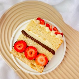 imagem do produto Fatia de Bolo Ninho com Nutella, Morango e Brigadeiro Gourmet