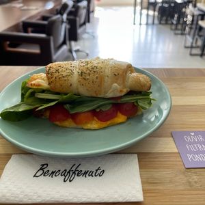 imagem do produto Croissant acompanhado de mix salada