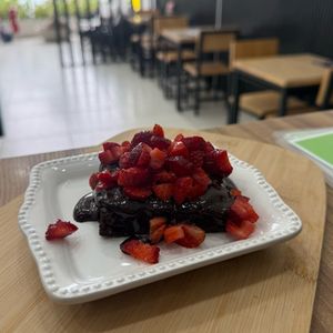 imagem do produto Brownie com cobertura de chocolate e morango 