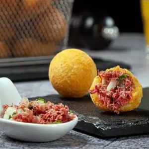 imagem do produto BOLINHO DE MANDIOCA COM CARNE SECA