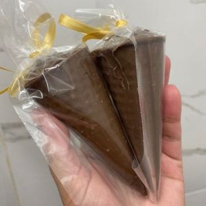 imagem do produto Cone trufado recheado com brigadeiro de maracujá 