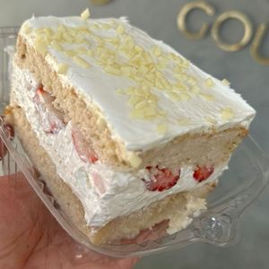 imagem do produto Bolo gelado recheado com mousse de ninho e morango