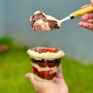 imagem do produto Copo Explosão Ninho com Nutella, Brownie e Morango