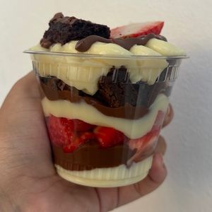 imagem do produto Copo Explosão Ninho com Nutella, Brownie e Morango