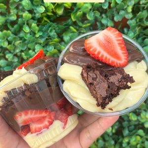 imagem do produto Copo explosão Dois Amores com Morango e Brownie