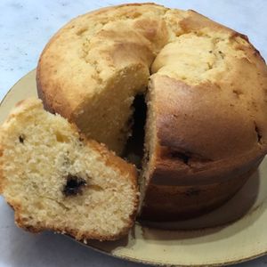 imagem do produto Bolo fofo de baunilha com gotas de chocolate.