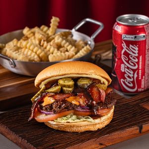 imagem do produto WD BARBECUE BACON BUERGUER +150G DE BATATA FRITA + COCA LATA 