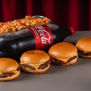 imagem do produto 4X SMASH CLÁSSICO 70G + 500G DE BATATA COM CHEDDAR+ COCA COLA 2 LITROS 