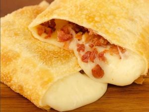 imagem do produto Pastel Paripe (4 Queijos c/ Bacon)