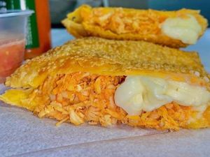 imagem do produto Pastel Fazenda Grande (Frango, Catupiry & Cheddar)