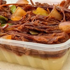 imagem do produto Carne assada desfiada com purê de batata inglesa. 