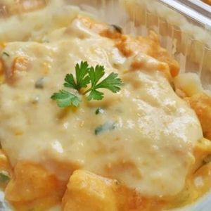 imagem do produto Fricassê de frango com queijo e batata inglesa assada. 