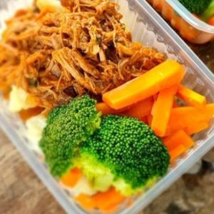 imagem do produto Frango desfiado com mix de legumes. 