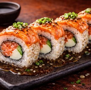 imagem do produto URAMAKI SALMÃO MAÇARICADO AO PONZU CÍTRICO (10 PÇS)