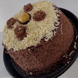 imagem do produto Bolo ferrero rocher 1kg (PEDIR  C/ 1 DIA DE ANTECEDÊNCIA )