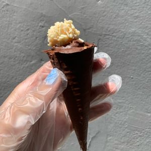 imagem do produto Cone de brigadeiro branco c/ frutas vermelhas 