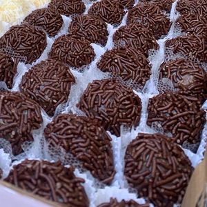 imagem do produto Cento de brigadeiro (PEDIR C/ 3HORAS DE ANTECEDÊNCIA )