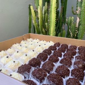imagem do produto Cento brigadeiro e beijinho 50/50 (PEDIR C/ 3HORAS DE ANTECEDÊNCIA )