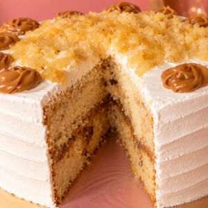 imagem do produto Fatia abacaxi com ameixa, coco e doce de leite.