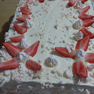 imagem do produto Bolo de morango com suspiro