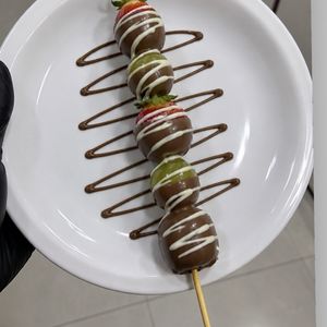 imagem do produto Espetinho de Morango e Uva Choc. Preto ao Leite 