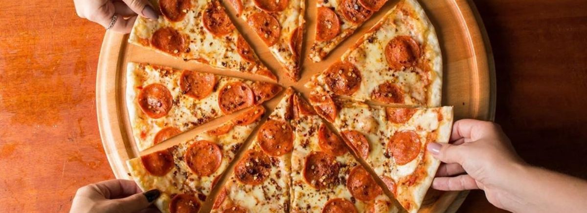 Divina Pizzaria  logo